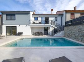 Villa Meri near Pula for 6 people with heated pool & only 500 m from beach, Hotel in Štinjan