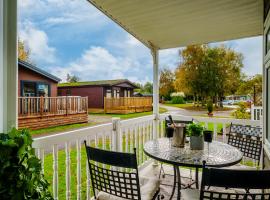 Peaceful 3-Bed Lodge ! Ideal for Families!, hotel in Warton