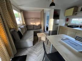 mobilhome 4 étoiles, hotel in Gastes