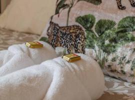 Elegant Elora Home with Stylish Décor, Hotel in Elora