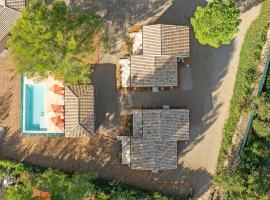 Les maisons de loup a loup, h&ocirc;tel avec piscine &agrave; Cotignac