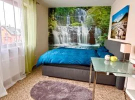 Magisches Doppelzimmer mit atemberaubender Wasserfall-Wand in Seligenstadt