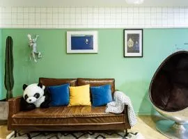 Chengdu city center Tianfu Square Kuanzhai Alley People's Park subway post-modern design 85 square meters 2 bedrooms 1 living room design B&B HD cinema family suite