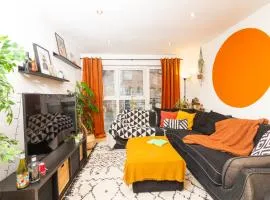 Modern Retreat - 2BD Apt with Lush Greenery at Sheffield