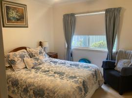 HOME STAY -Private Home - Queen Room Private Bathroom, hotel v destinaci Swan Hill