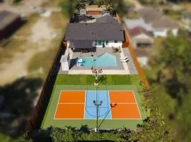 Pickleball Paradise Retreat - 4 Bedrooms, 2,5 Baths - Houston Downtown, Houston Heights - Pickleball and Basketball Court, Pool, miniGolf, Karaoke, Fire Pit, BBQ, Billiards, Ping Pong, Hockey, King Bed