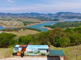 Refúgio estelar com vista para represa