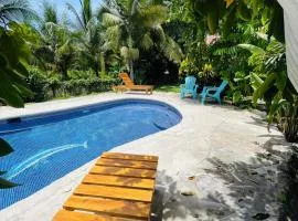 Pangea Lodge Tropical Vibe Home with Shared Pool、マンサニージョのバンガロー
