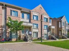 3 Bedrooms Townhouse Near Square One, Ridgeway Plaza & Toronto Airport with 2 Parkings