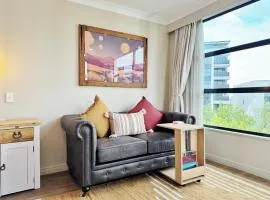 Free carpark, balcony with park views, pool and spa