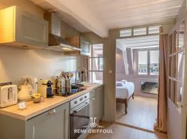 Dolphin View - 2nd floor - Beautiful flat with view of the port