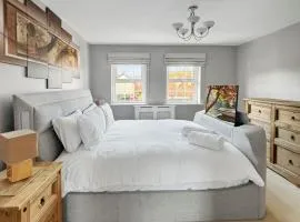 Amaya Eight - Large 4 Bedroom - 3 Bathroom house - garden and driveway