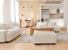 Old Town Luxury and Spacious Apartment (155 m2). 3 bedrooms. FREE parking