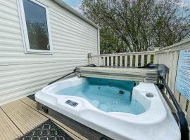 CaravanSleeps6-HotTub-Garden-WaterWonderland, khách sạn ở Lincoln