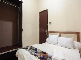 SRB near Mall Ciputra CIbubur Mitra RedDoorz, hotel v destinaci Tjikeasnagrak