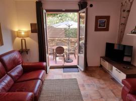 T2 60m2 classé 5 étoiles, quartier pittoresque, calme, plages et centre à 5 minutes, parking privé, hotel in Collioure