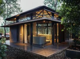 SaffronStays The Glasshouse, Panchgani - beautiful glass villa for couples, ξενοδοχείο σε Panchgani