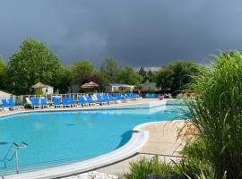 Charmant mobilhome 2 chambres, hotel in Seillac