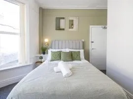 Modern Liverpool Retreat - 4BR Home Near City & Stadiums