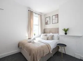 New Listing Stunning Liverpool Abode Lounge Room Sleeps 9