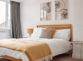 Modern Bright Spacious Home, Hotel in Moortown