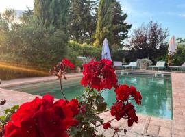 Mas L EPICURE- Charming Provence B&B, Apartment, Pool & Vines, Hotel in Vacqueyras