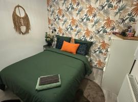 Exotic & Cosy room proche Roissy Cdg Airport, δωμάτιο σε οικογενειακή κατοικία σε Tremblay En France