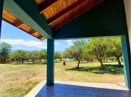 Caba&ntilde;as El Principio, chal&eacute; alpino em Villa Cura Brochero