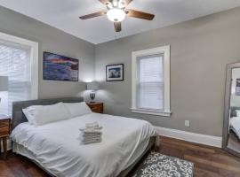 The Gallery House - Art curated by local artist!, ξενοδοχείο σε Cleveland Heights