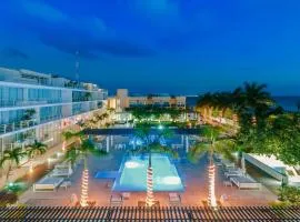 Spacious Magia Condo Steps to the beach & 5th Ave