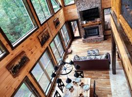 Luxe Cabin with Game Room, Hot Tub & Firepit, hôtel à Sevierville