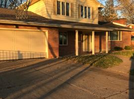 Family friendly spacious with jacuzzi & fireplace!, hotel v destinaci Dubuque