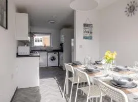 Modern 3 Bed House-Free Parking