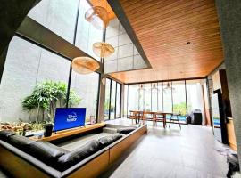 Cottonwood Villa Magnolia A - Pool HotTub Billyard, hotel in Bandung