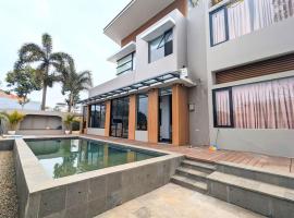 Cottonwood Villa Zamrud - Pingpong BBQ Pool Disney, hotel in Tegalharendong