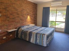 The Finley Palm Motor Inn, hotel near Tocumwal Airport - TCW, Finley