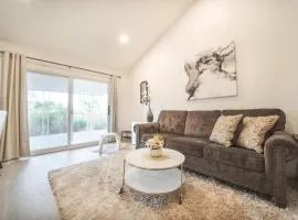 2 TVs - Vaulted Ceiling - Private Kitchen & Entrance