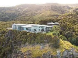 XSPOT Cliff House apartment, secluded 4WD location