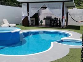VillaLore piscina exclusiva BBQ AC max 11 personas 5min playas, vila v destinaci Carpintero