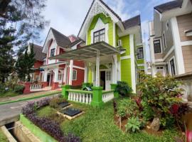 Villa kota bunga at puncak bogor free ac & wh, ξενοδοχείο σε Cikundul