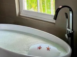 Lakaz Kannell - Cinnamon Room- Luxury Bedroom and Bathroom infinity pool