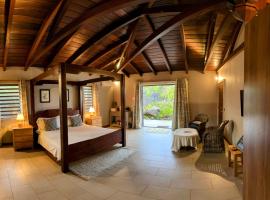 Lakaz Kannell - Cinnamon Room- Luxury Bedroom and Bathroom infinity pool、カップ・マルールーのラグジュアリーホテル
