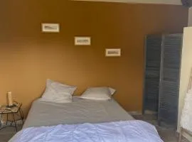 Chambre équipée