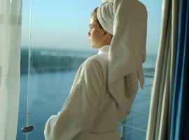 Al Fanar Azur Hotel, hotel con estacionamiento en Sūhāj