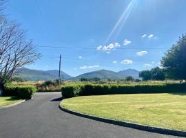 2 Bed Flat - Sleeps 4 - Garden - Parking - Wifi, hotel v destinaci Killarney