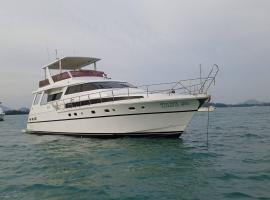 The Treasure, boot in Patong Beach