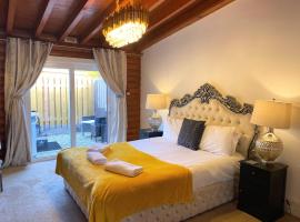 Kaoglen-Spruce-Hot Tub-Forrest Setting-Pet Friendly, Hotel in Balnald