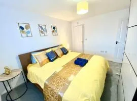 4 Bed House with Driveway Parking for 2 Cars - Rugby - Sleeps 10!