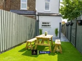 Spacious 5-Bed House with Parking in Wood Green by LS2G Stays