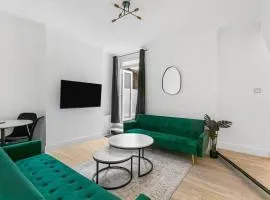 Luxury Ground Floor Flat FREE Parking With Private Garden by E&L Homes